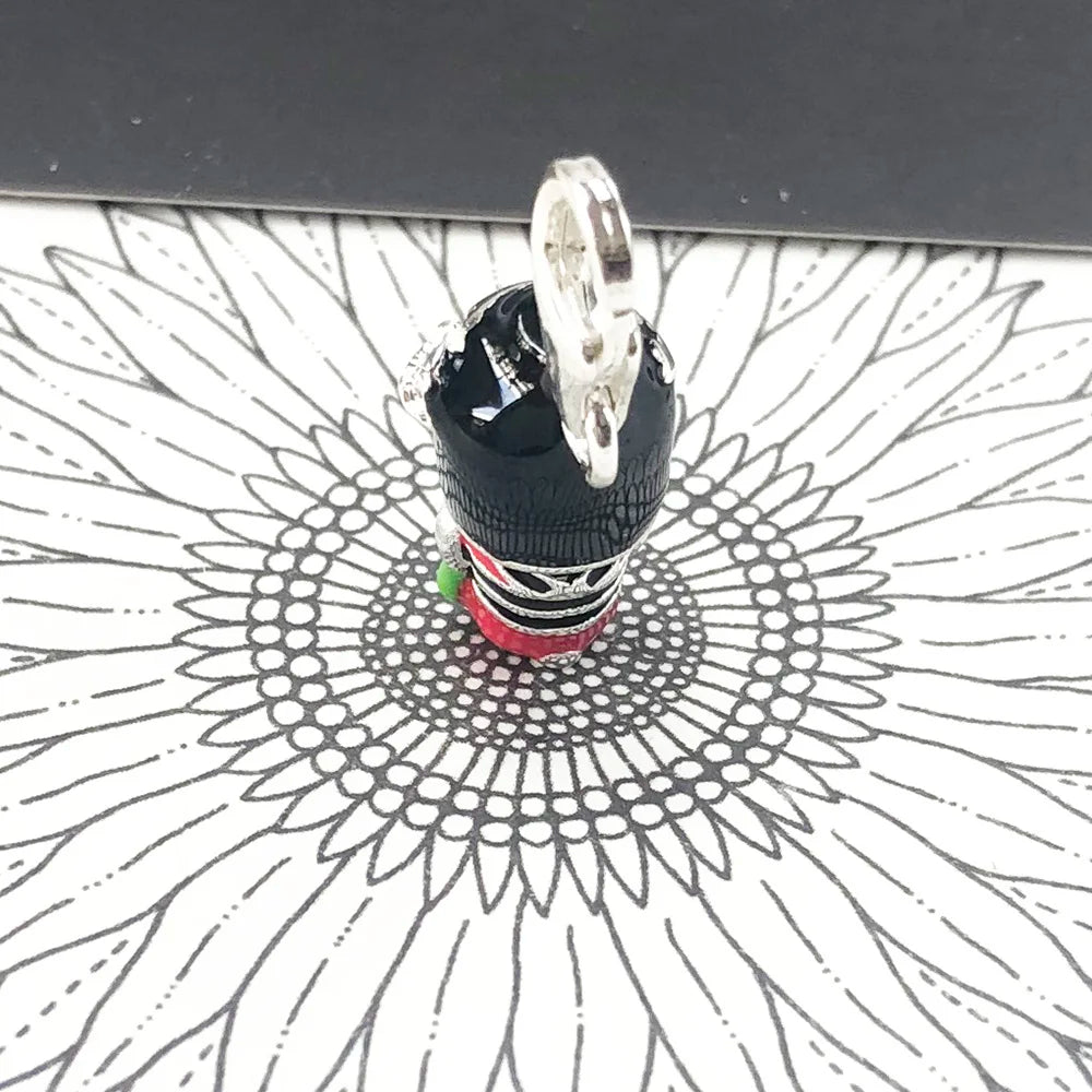 Silberner Charm-Anhänger mit Kimono-Puppe, detaillierte Emaille und Aufhängeöse