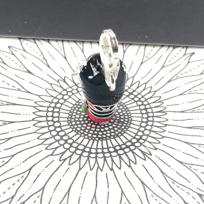 Silberner Charm-Anhänger mit Kimono-Puppe, detaillierte Emaille und Aufhängeöse
