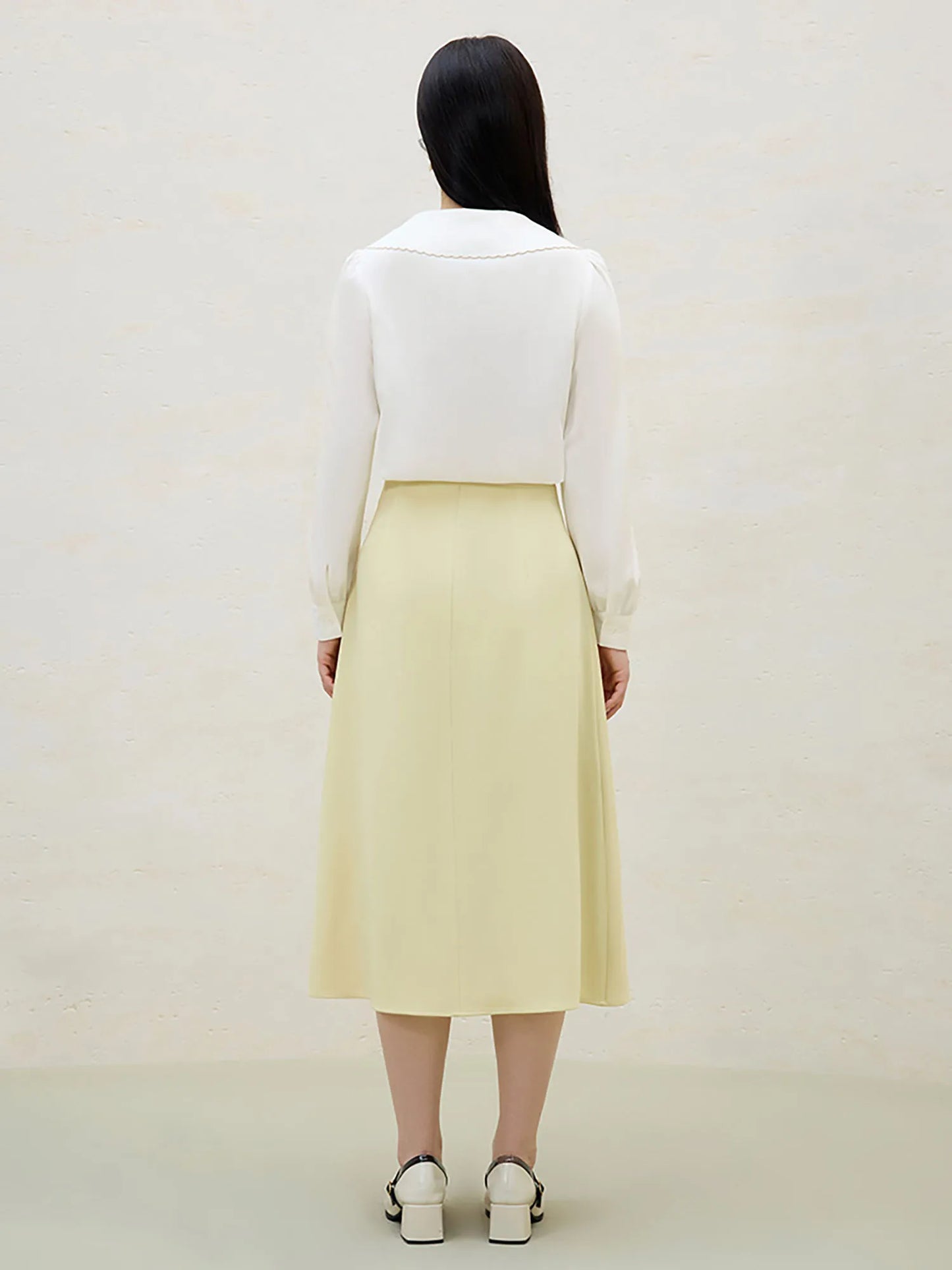 Kurzarm-Bluse mit Umlegekragen und Knopfleiste in blauer Streifenoptik aus 100% Baumwolle – figurbetontes Design für den Sommer