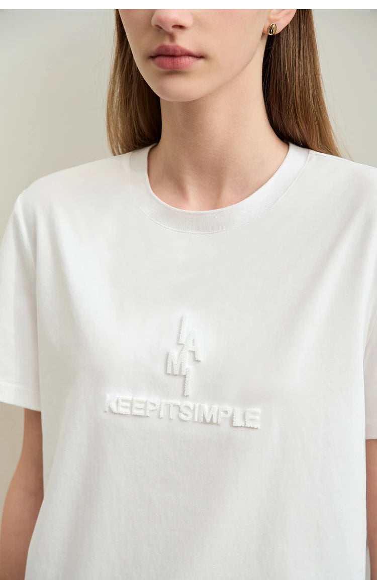 Damen T-Shirt im minimalistischen Stil mit modischer Stickerei und O-Ausschnitt