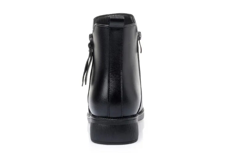 Schwarze Stiefeletten mit Blockabsatz, Schnürösen und Zierfransen am Schaft