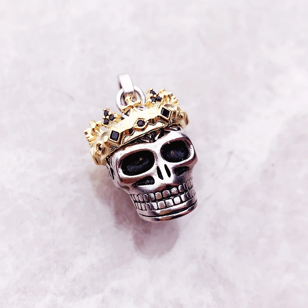 Totenkopf-Anhänger seitlich: silberfarben, goldene Zierelemente, schwarze Emaille-Details