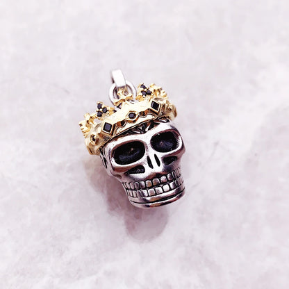 Totenkopf-Anhänger seitlich: silberfarben, goldene Zierelemente, schwarze Emaille-Details