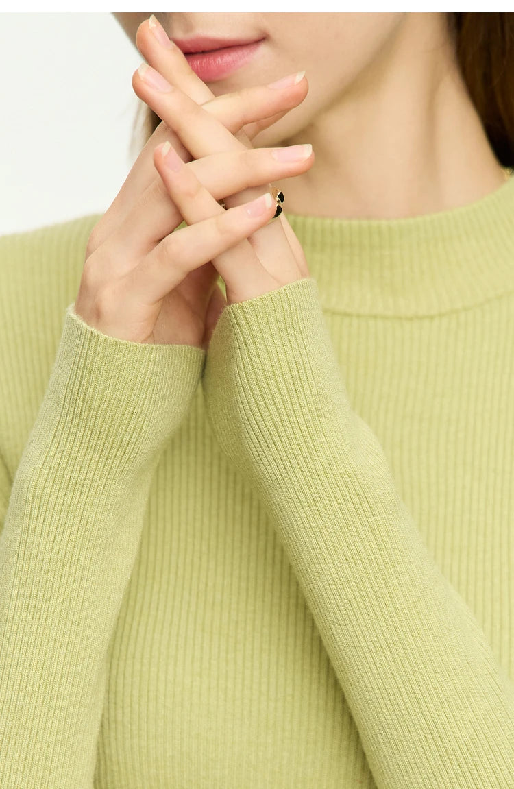 Detailansicht: gerippter Strickpullover mit Stehkragen in hellgrün, lange Ärmel