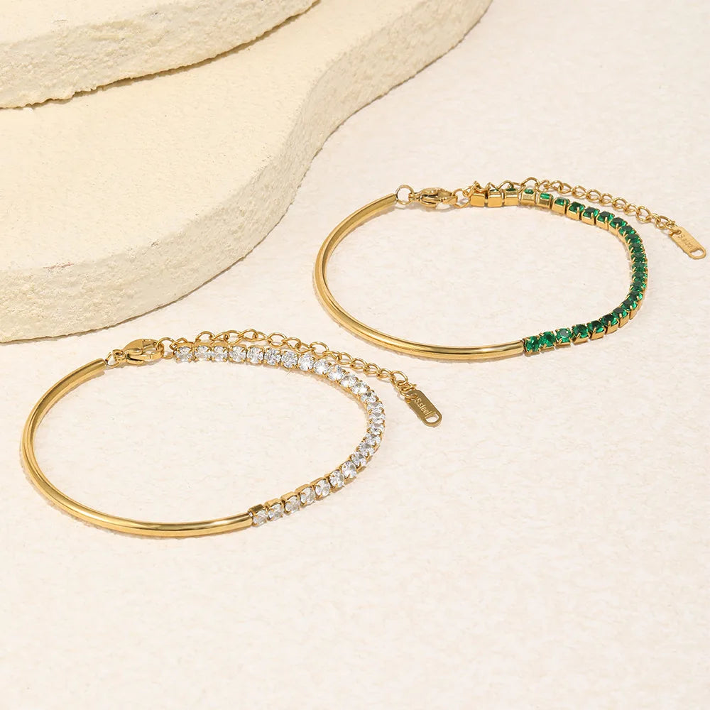 Goldfarbene Tennisarmbänder für Damen mit grünen und weißen CZ-Steinen, je mit Verschluss