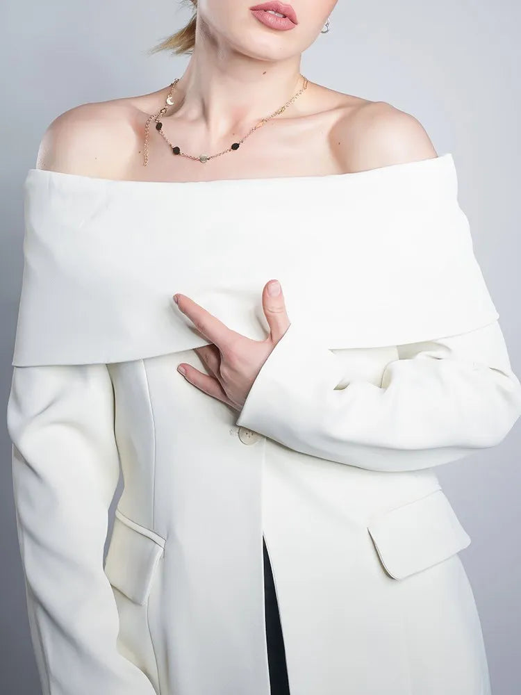 Elegantes Damen-Kleid mit Rundhalsausschnitt, kurzen Ärmeln und unregelmäßigem Patchwork-Design – figurbetont und stilvoll.