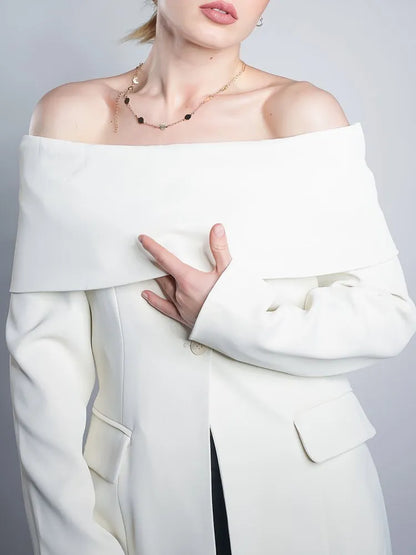 Elegantes Damen-Kleid mit Rundhalsausschnitt, kurzen Ärmeln und unregelmäßigem Patchwork-Design – figurbetont und stilvoll.