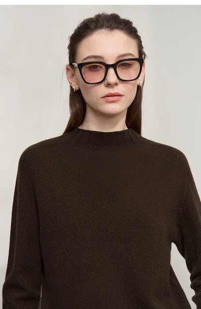 Damen-Pullover mit Stehkragen, dunkelbrauner Grobstrick, lange Ärmel, feine Rippen am Halsausschnitt.