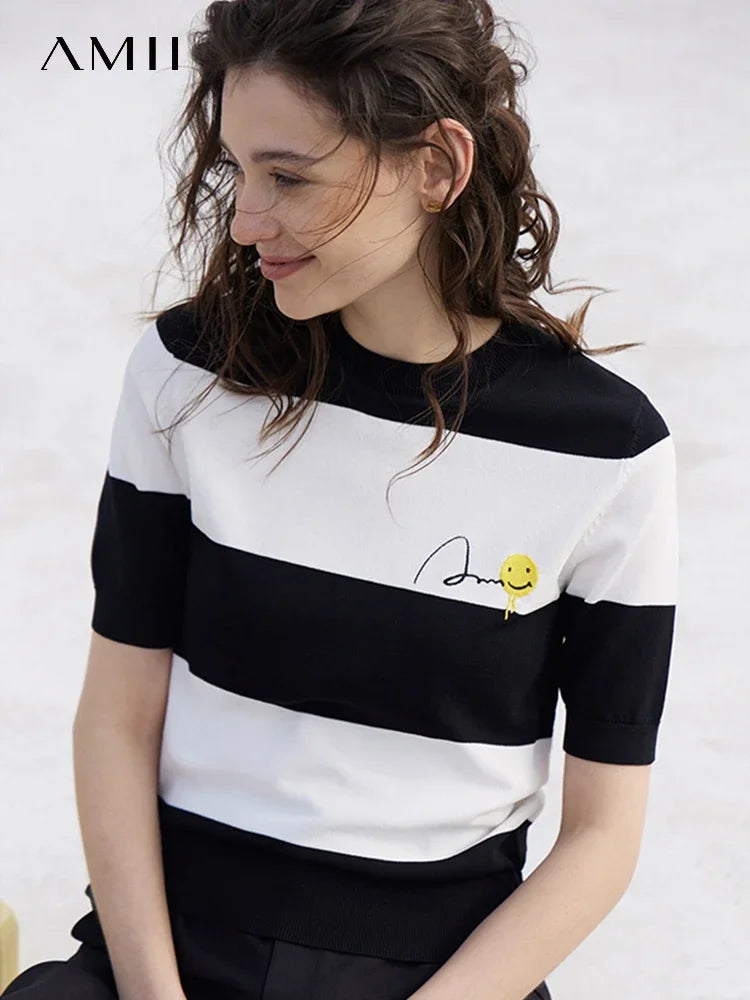 Damen Sommer-T-Shirt im Minimalismus-Stil mit gestreiftem Lächeln-Gesicht