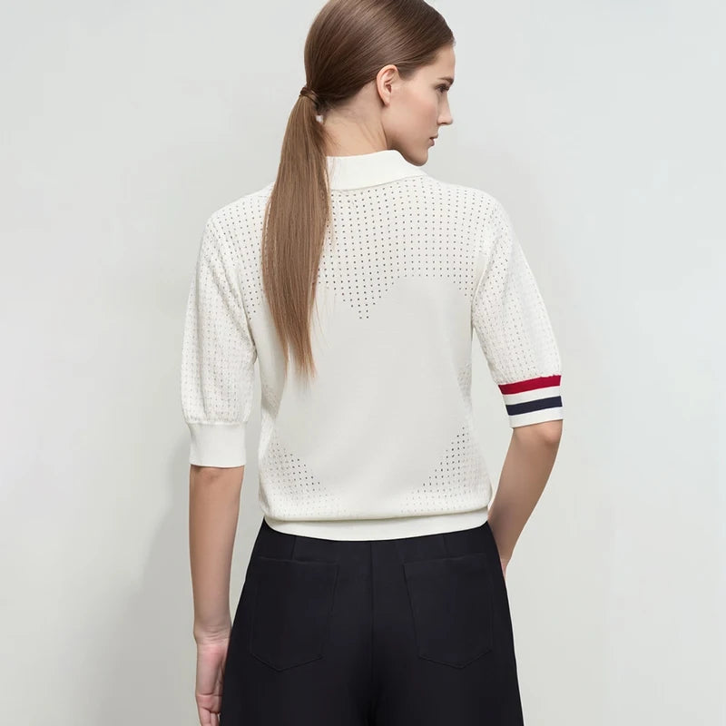 Damen-Poloshirt aus Strick, weiß mit Knopfleiste und kontrastfarbenem Ärmelband.
