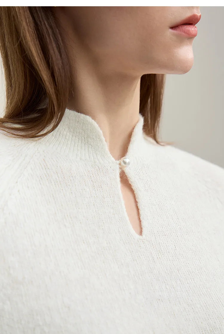 Wollstrickpullover cremefarben, Stehkragen mit Cut-out und Knopf