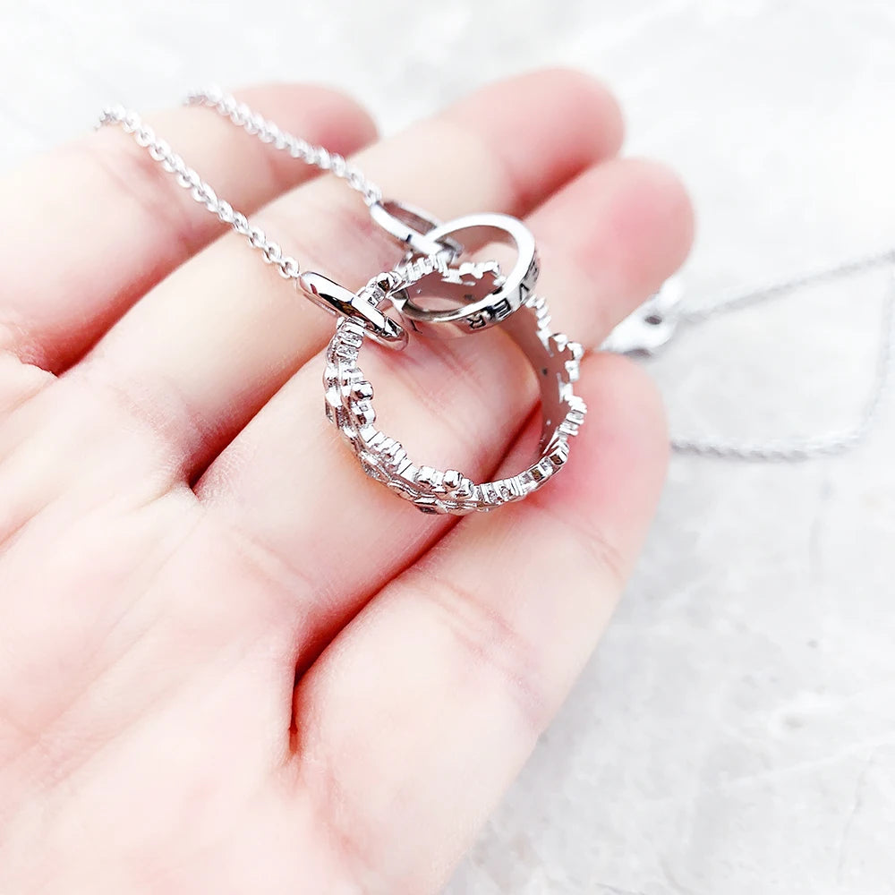 Nahaufnahme der Halskette: Sterlingsilber mit Kronen-Detail am Anhänger