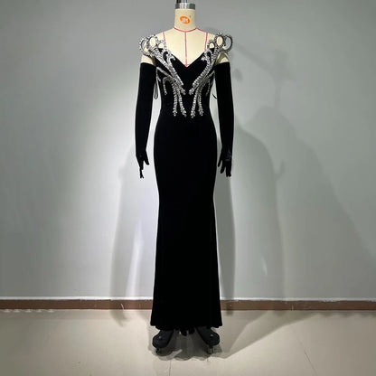Schulterfreies ärmelloses Damenkleid mit Patchwork-Design und Falten – figurbetont und elegant