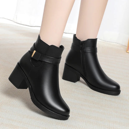 Damenstiefeletten schwarz mit dicken Absatz, Riemen-Detail und Reißverschluss