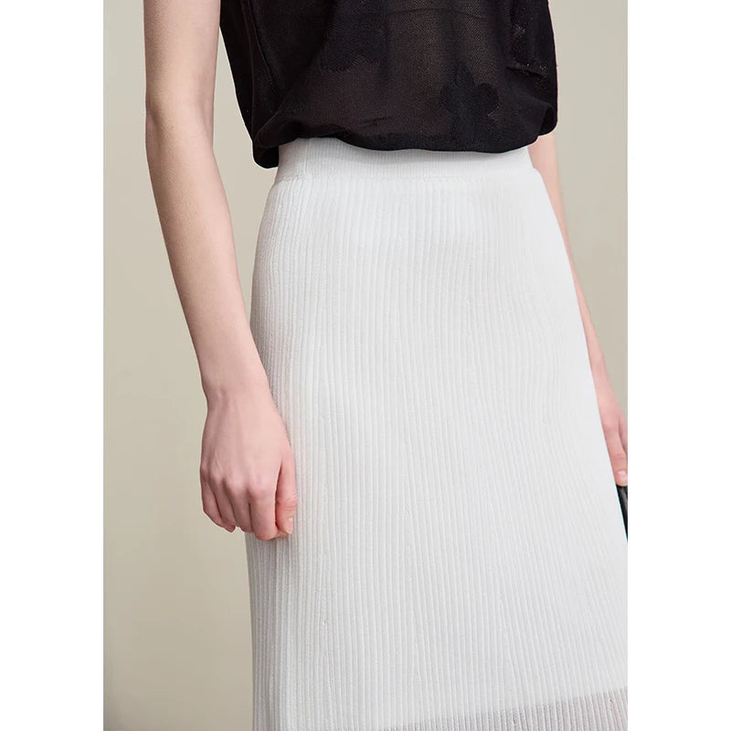 Nahaufnahme: Cremeweißer gestrickter Langrock mit elastischem Bund und feinem Rippenschnitt