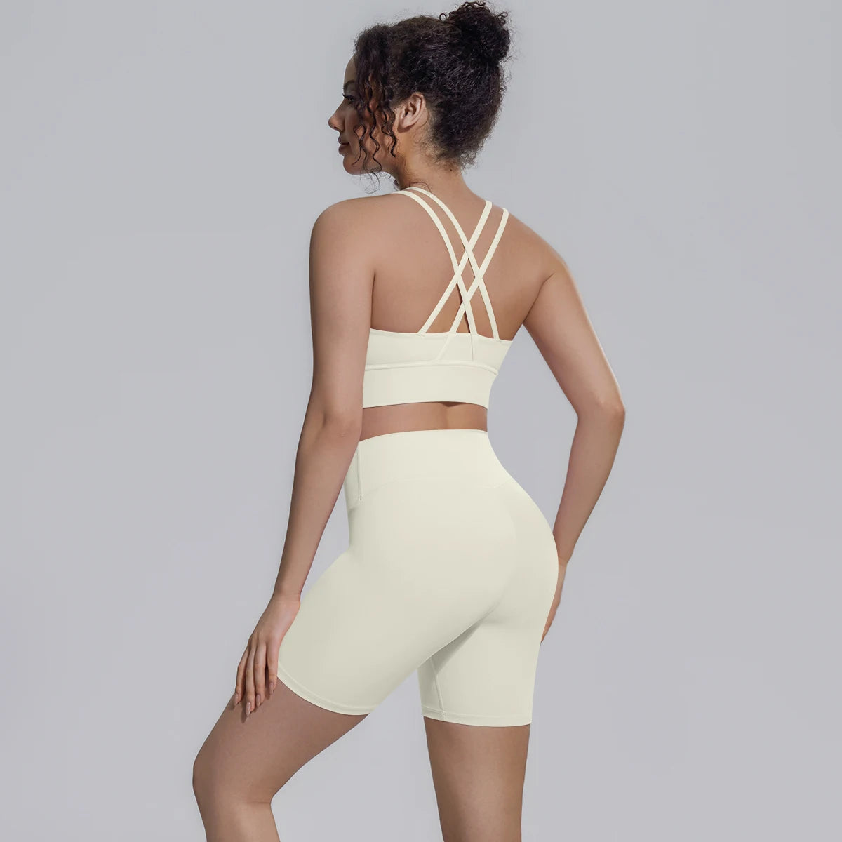 Hellivory Yoga-Set von hinten: Sporttop mit gekreuzten Trägern und Shorts