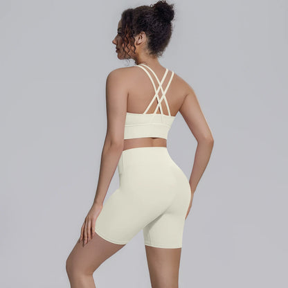 Hellivory Yoga-Set von hinten: Sporttop mit gekreuzten Trägern und Shorts