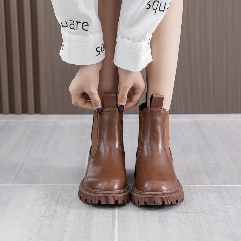 Braune Chelsea-Boots aus Leder, Knöchel-Höhe, elastische Seiten, Profilsohle