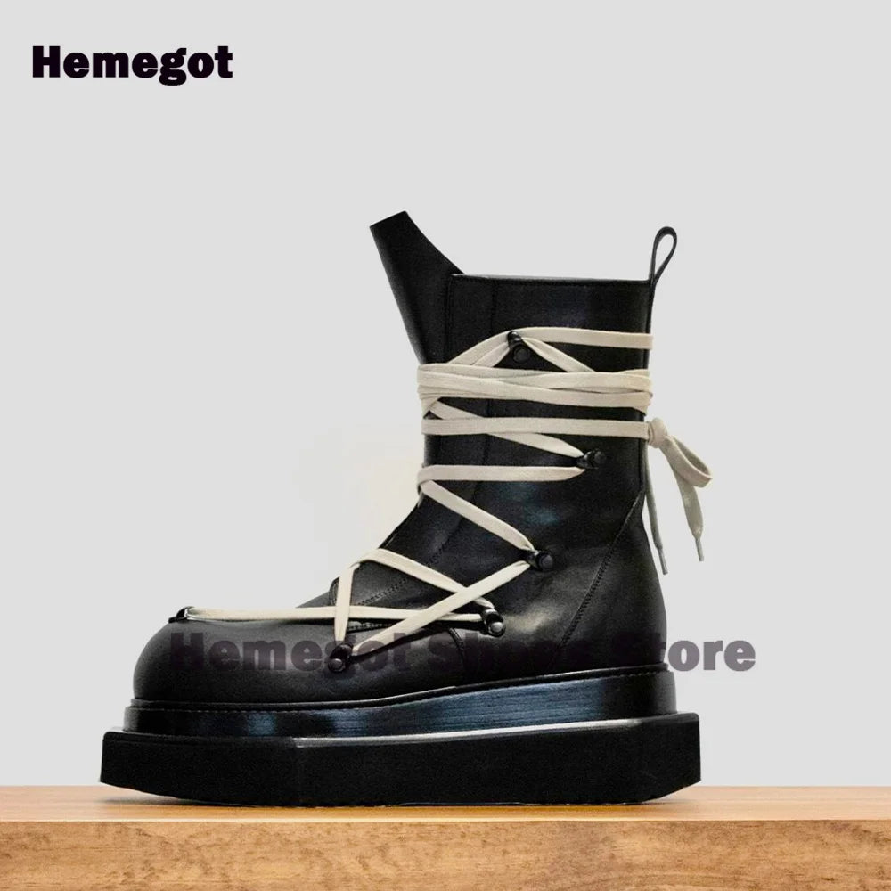 Einzelne Herren-Schnürstiefelette, hoher Schaft, runde Kappe, dicke Sohle, schwarze Optik, beige Schnürung