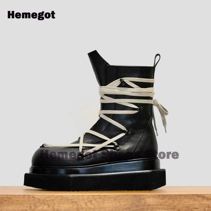 Einzelne Herren-Schnürstiefelette, hoher Schaft, runde Kappe, dicke Sohle, schwarze Optik, beige Schnürung