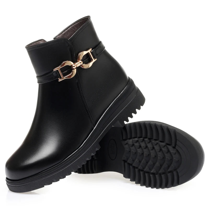 Schwarze Winterstiefel mit Schnallenriemen und grobem Profil an der Laufsohle