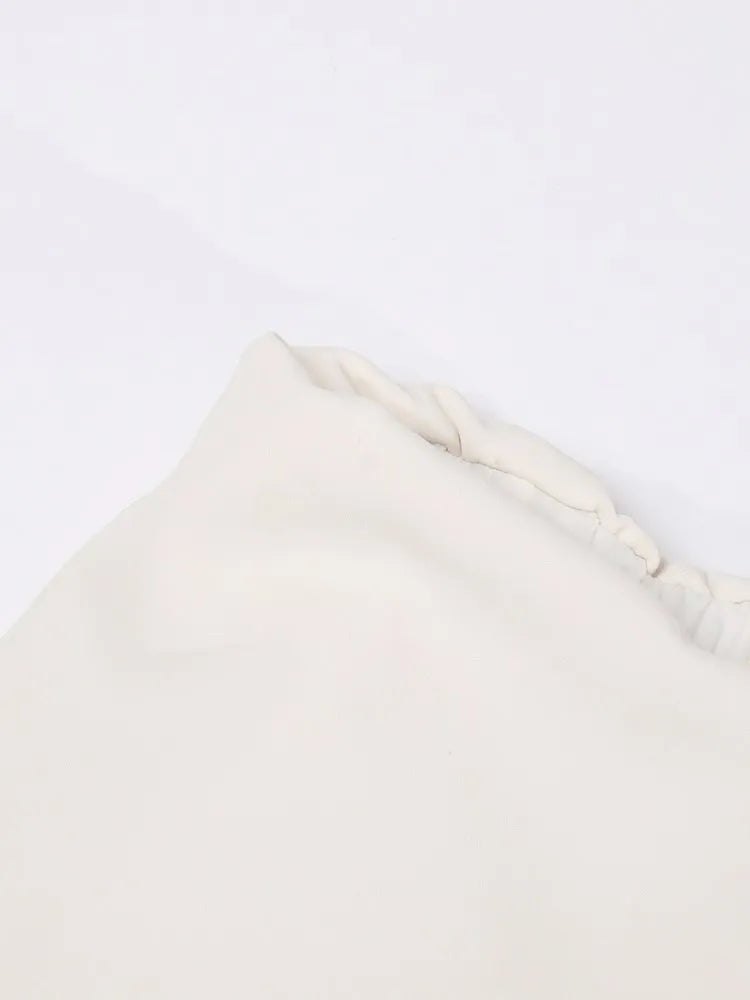 Elegantes Damen-Kleid mit Rundhalsausschnitt, kurzen Ärmeln und unregelmäßigem Patchwork-Design – figurbetont und stilvoll.