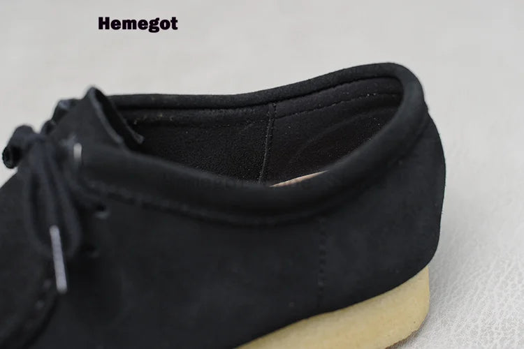 Herren-Sneaker aus Wildleder, Detailansicht der Schnürung, schwarz, dicke Sohle