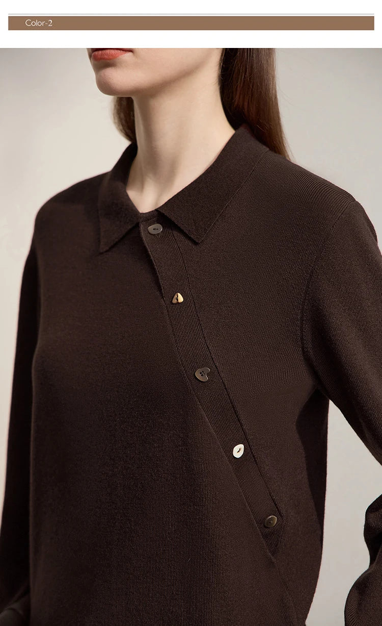 Dunkelbrauner Damen-Strickpullover mit Knopfleiste und Stehkragen, Detailaufnahme der Knöpfe
