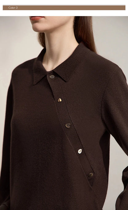 Dunkelbrauner Damen-Strickpullover mit Knopfleiste und Stehkragen, Detailaufnahme der Knöpfe