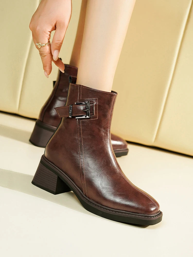 Braune Stiefeletten mit eckiger Spitze, Blockabsatz und Schnallenriemen am Schaft