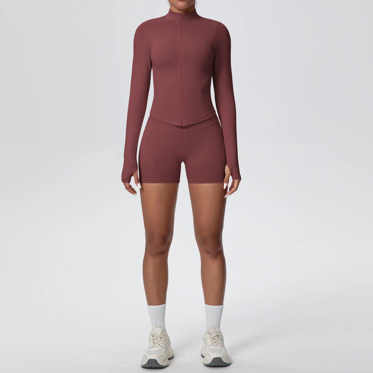 Damen Yoga-Set in Burgunderrot, Vorderansicht: Langarm-Top mit Reißverschluss und kurze Shorts