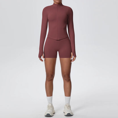 Damen Yoga-Set in Burgunderrot, Vorderansicht: Langarm-Top mit Reißverschluss und kurze Shorts