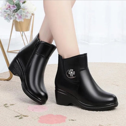 Schwarze Damen-Winterstiefeletten mit Keilabsatz und Fellbesatz am Schaft