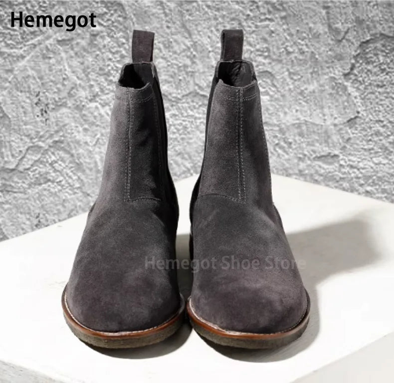 Herren-Chelsea-Boots aus Wildlederoptik, grau, elastische Seiten, braune Sohle