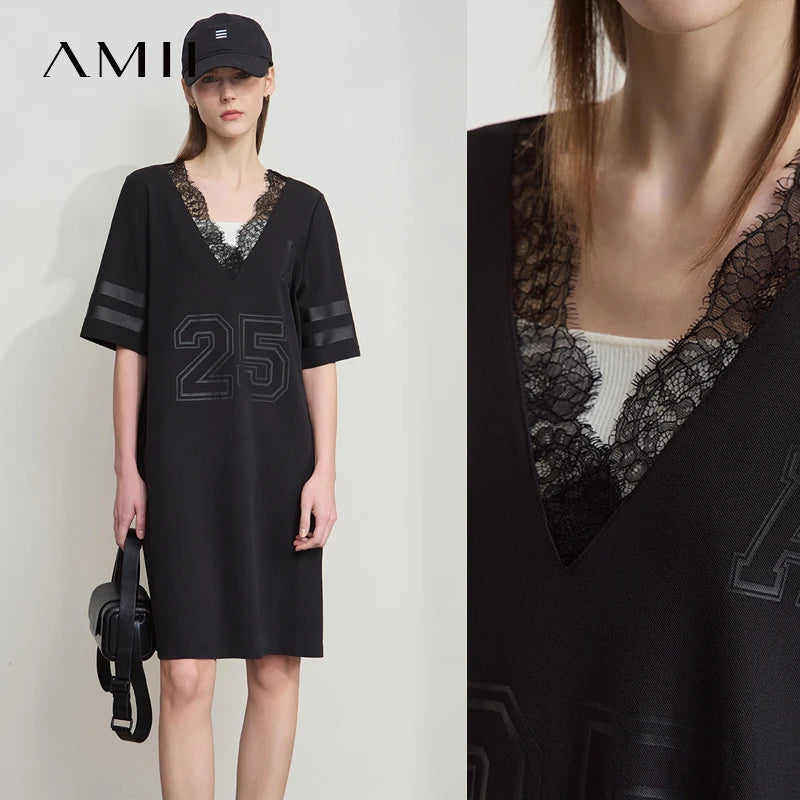 Schwarzes Damenkleid mit V-Ausschnitt, Spitze am Ausschnitt, dezente 25-Optik