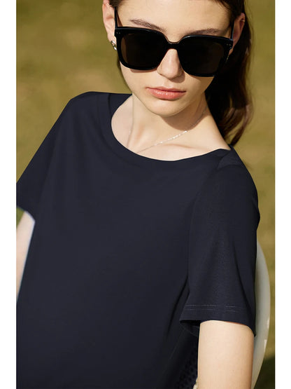 Damen T-Shirt im minimalistischen Stil mit One-Line Kragen und kurzen Ärmeln