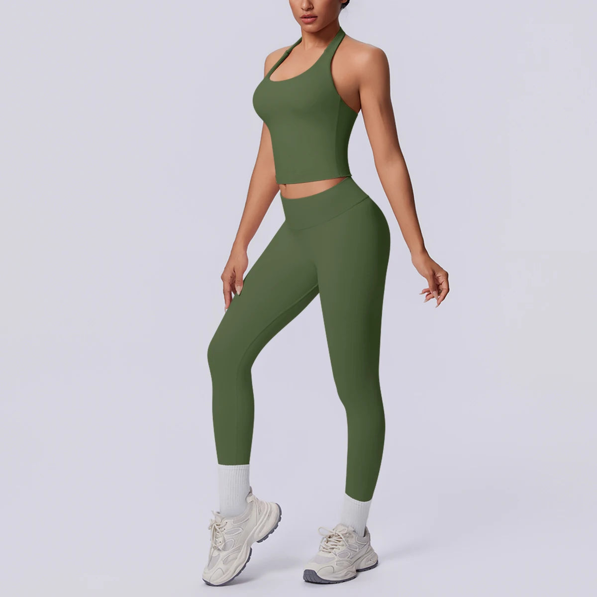 Nahtloses Yoga-Set in Olivgrün: eng anliegendes Trägershirt und 7/8-Leggings.