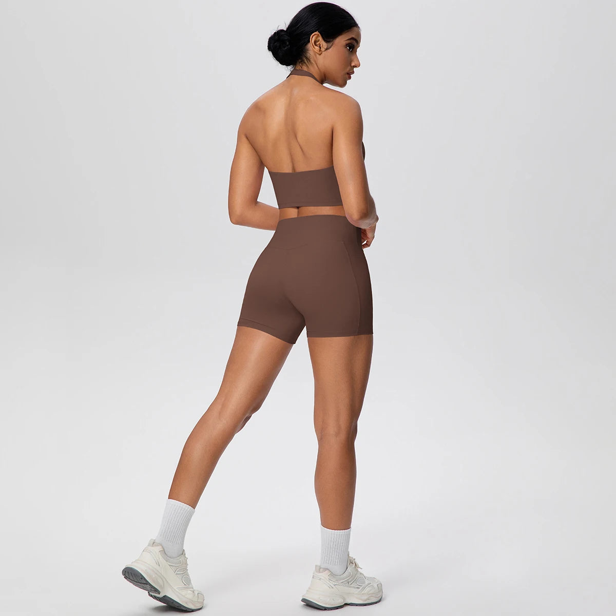 Braunes Yoga-Set: Sport-BH und Shorts mit breitem Bund, Rückansicht