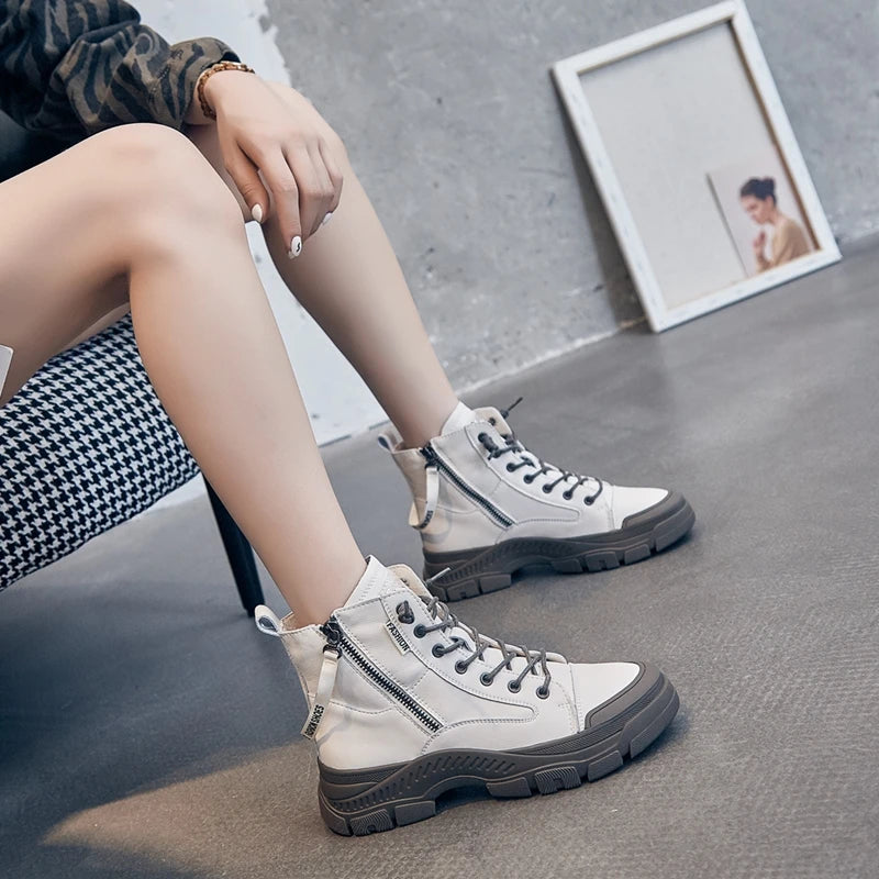 Weiße Ankle-Boots mit Schnürung und rundem Zeh, flacher Profilsohle