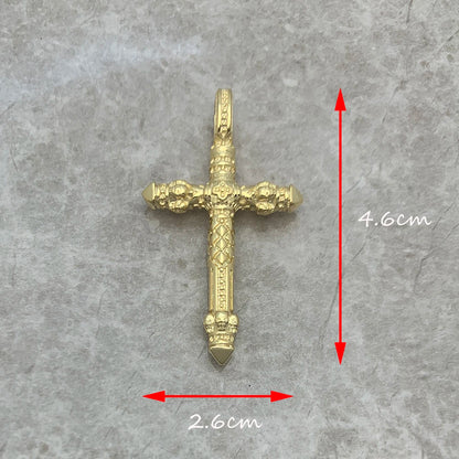 Goldener Kreuz-Anhänger mit Totenkopf-Relief, Größenangabe ca. 4,6 cm x 2,6 cm
