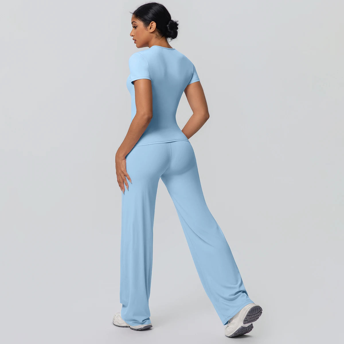Hellblaues Yoga-Set mit körpernaher Passform: kurzärmeliges Top und lange Hose