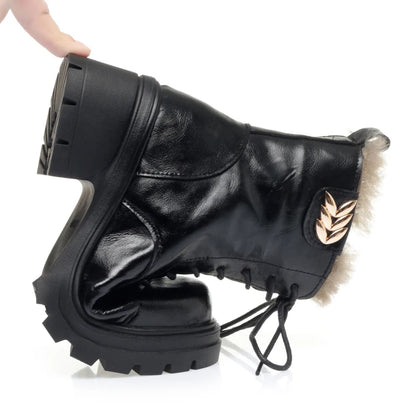 Damenstiefelette in Schwarz mit Schnürung, Kunstfellsaum und goldfarbenem Emblem, grobe Sohle