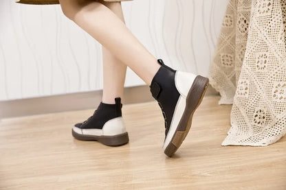 Zwei-Ton-Damen-Ankle-Boots aus Leder, schwarz/weiß, mit Schnürung, flache Sohle