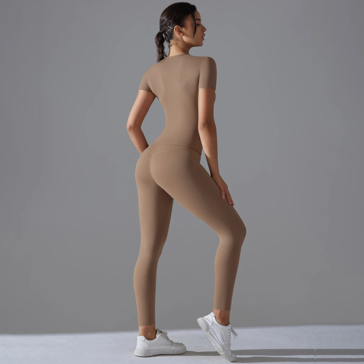 Damen-Gym-Set in Braun: Rückansicht von Shirt und 7/8-Leggings, schmale Passform