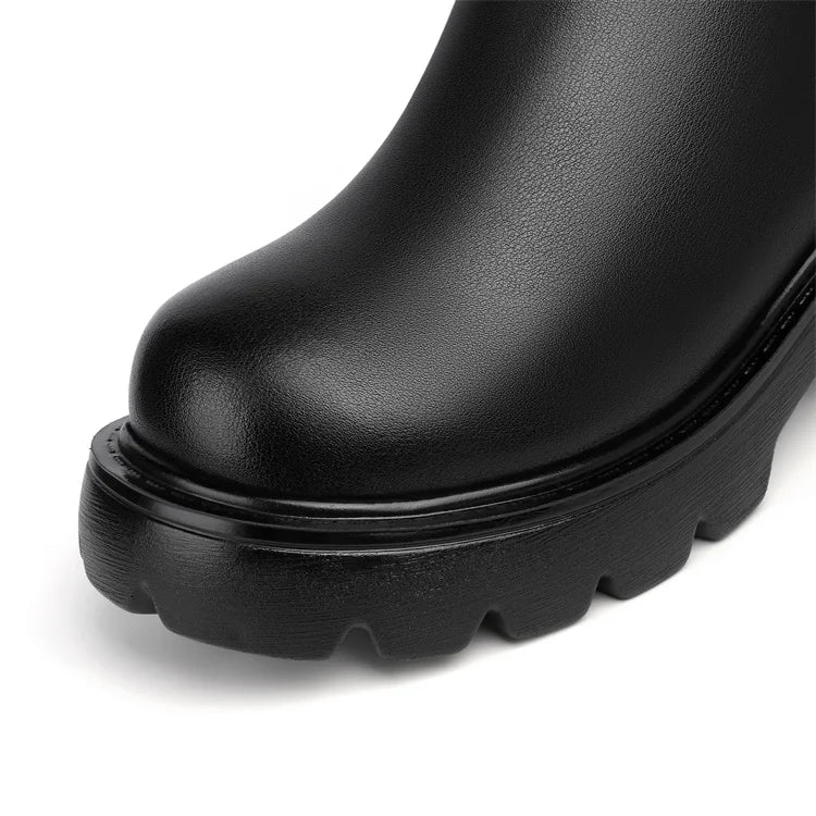 Schwarzer Chelsea-Boot mit dicker Profilsohle und glatter Lederoberfläche am Vorfuß