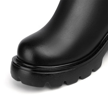 Schwarzer Chelsea-Boot mit dicker Profilsohle und glatter Lederoberfläche am Vorfuß