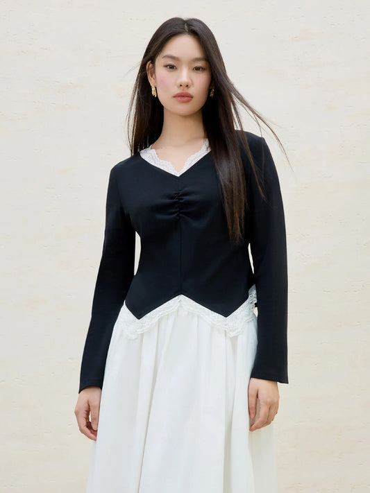 Blaues Damen-T-Shirt mit floralem Print in Übergröße – sommerlich, figurbetont und vielseitig kombinierbar.