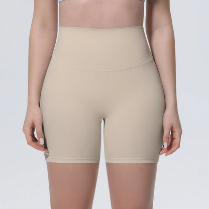Hellbeige Yoga-Shorts mit hohem Bund und schmalen Beinöffnungen