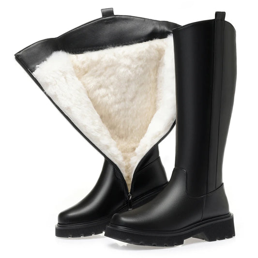 Schwarze Winterstiefel aus Leder mit weißem Wollfutter und breiter Profilsohle