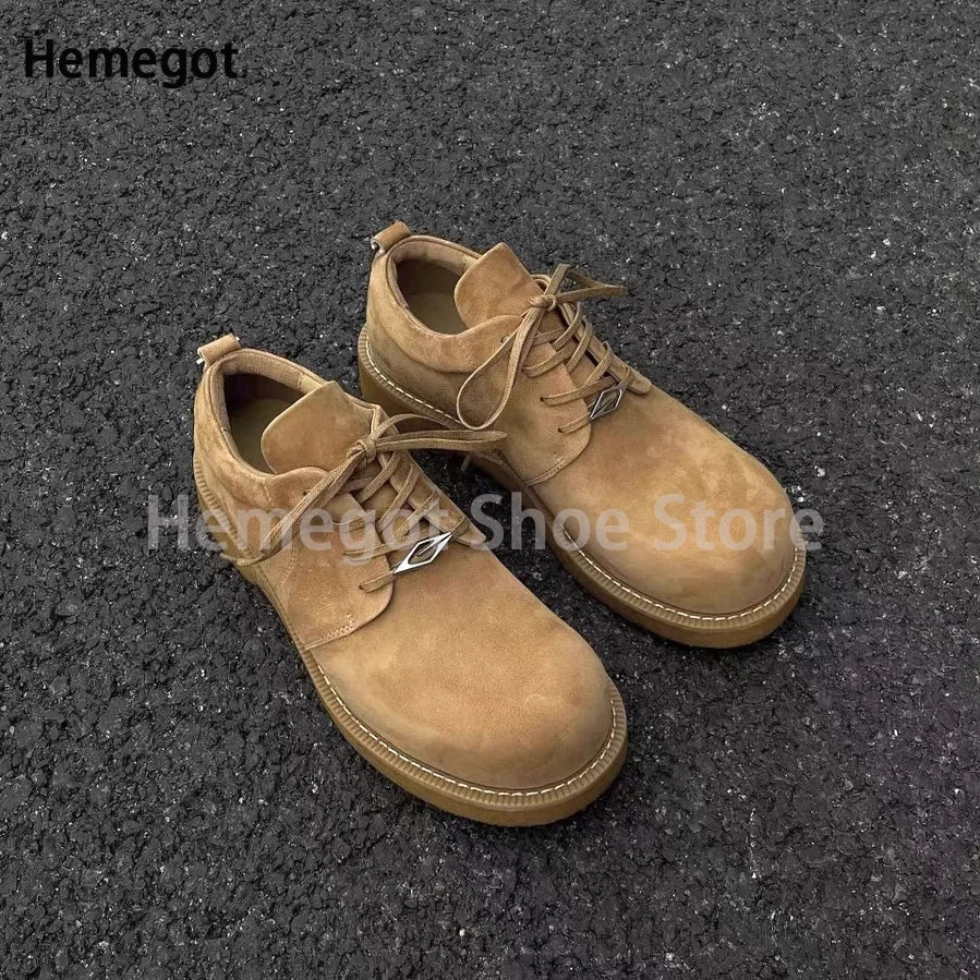 Beige Wildleder-Derby-Schuhe mit Schnürung, runder Kappe und profilierter Sohle.